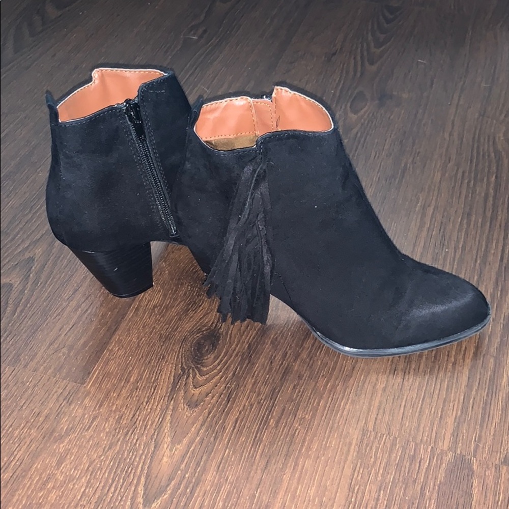 Heeled black suede booties